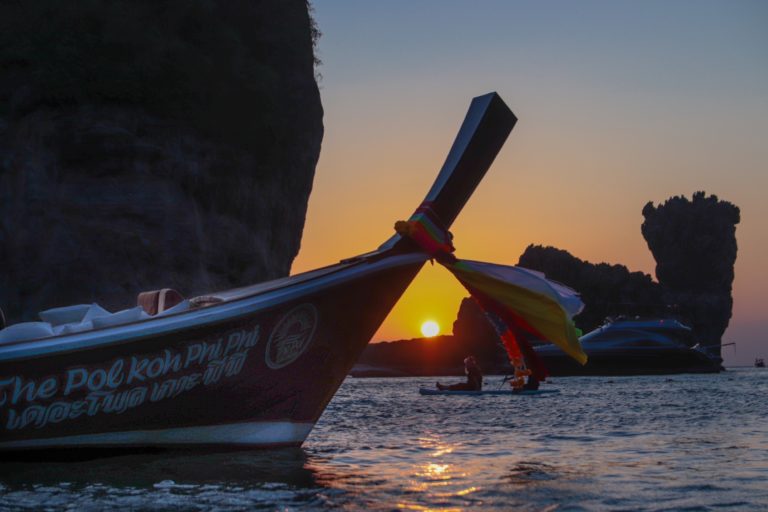 luxury-private-long-tail-boat-koh-phi-phi-nui-bay